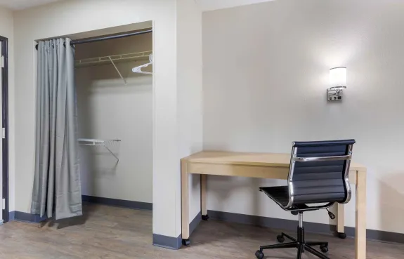 Deluxe Studio - 1 Queen Bed